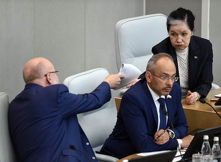Слева направо: депутаты Павел Крашенинников, Николай Николаев и Галина Хованская