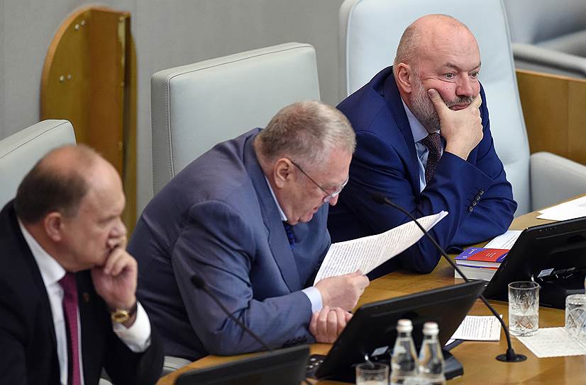 Слева направо: лидер КПРФ Геннадий Зюганов, лидер ЛДПР Владимир Жириновский и председатель комитета Госдумы по государственному строительству и законодательству Павел Крашенинников