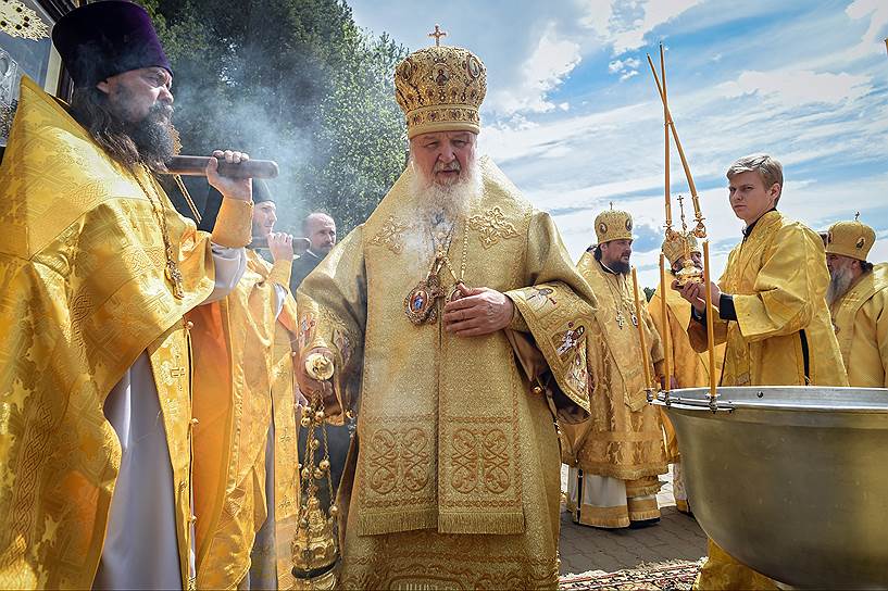 Патриарх Московский и Всея Руси Кирилл (в центре) во время молебна в рамках Великорецкого крестного хода