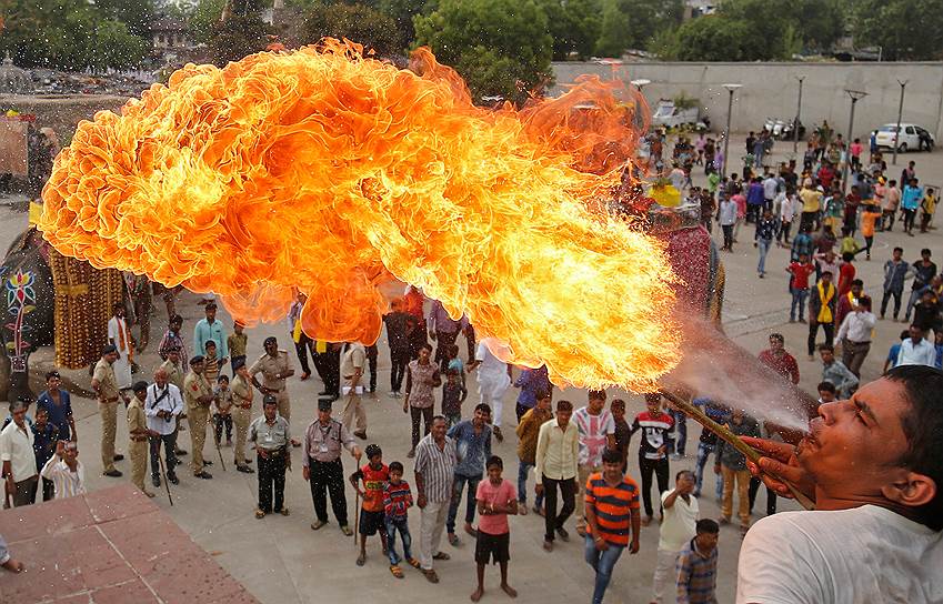 Ахмадабад, Индия. Индус демонстрирует трюк с огнем во время процессии Джал Ятра, предшествующей ежегодной процессии Рат Ятра, которая состоится 25 июня