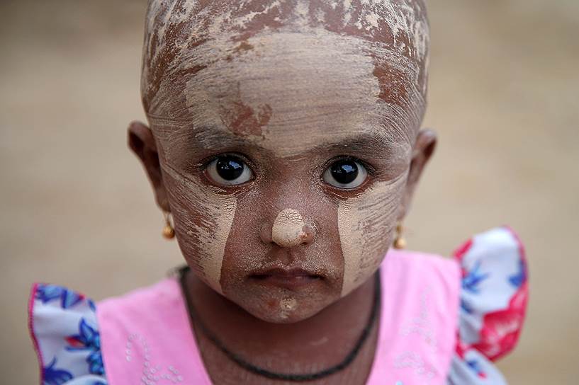 Кяокпю, Мьянма. Девочка с пудрой танака на лице в лагере для беженцев