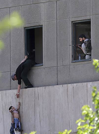 7 июня. В Тегеране нападающие открыли огонь близ здания парламента страны, а позднее и у мавзолея основателя республики аятоллы Рухоллы Мусави Хомейни. В результате терактов погибли 17 человек, ранены более 50. Ответственность за нападения взяло на себя «Исламское государство» (запрещено в РФ)