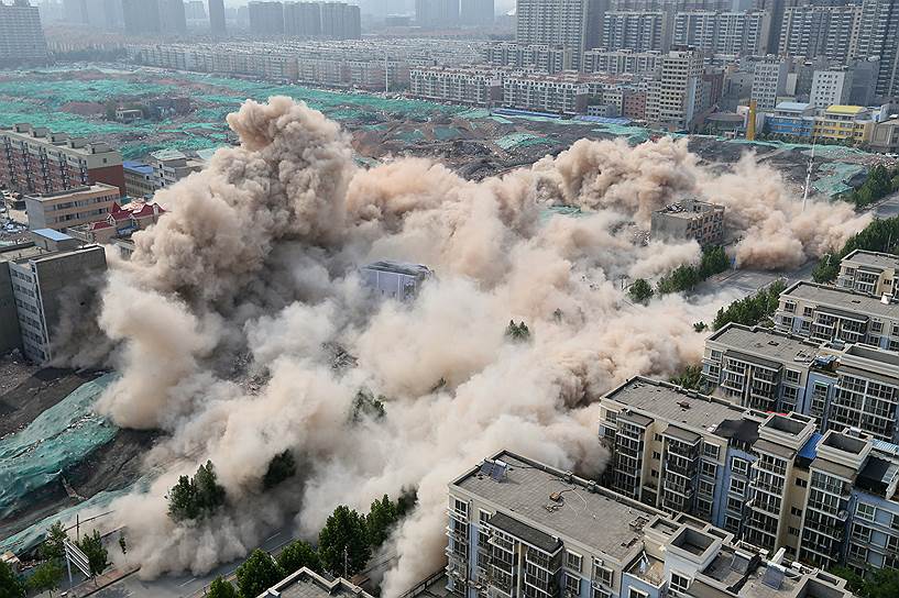 Чжэнчжоу, Китай. Контролируемый взрыв дома в одном из районов города