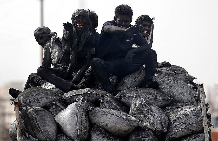 Барсана, Индия. Работники угольной шахты едут в кузове грузового автомобиля  