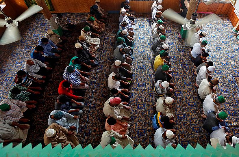 Сринагар, Индия. Мусульмане во время молитвы в священный месяц рамадан 