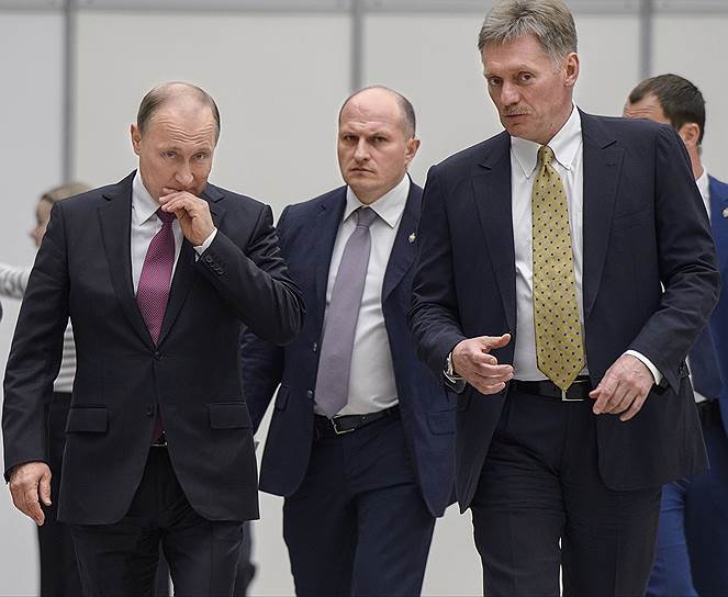 Президент России Владимир Путин (слева) и пресс-секретарь президента Дмитрий Песков (справа) 
