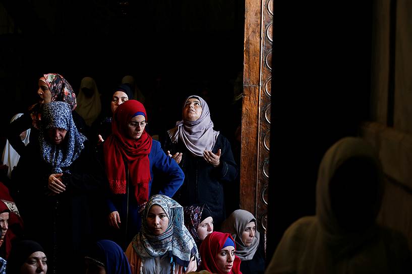 Иерусалим, Израиль. Мусульманки во время пятничной молитвы в священный месяц рамадан