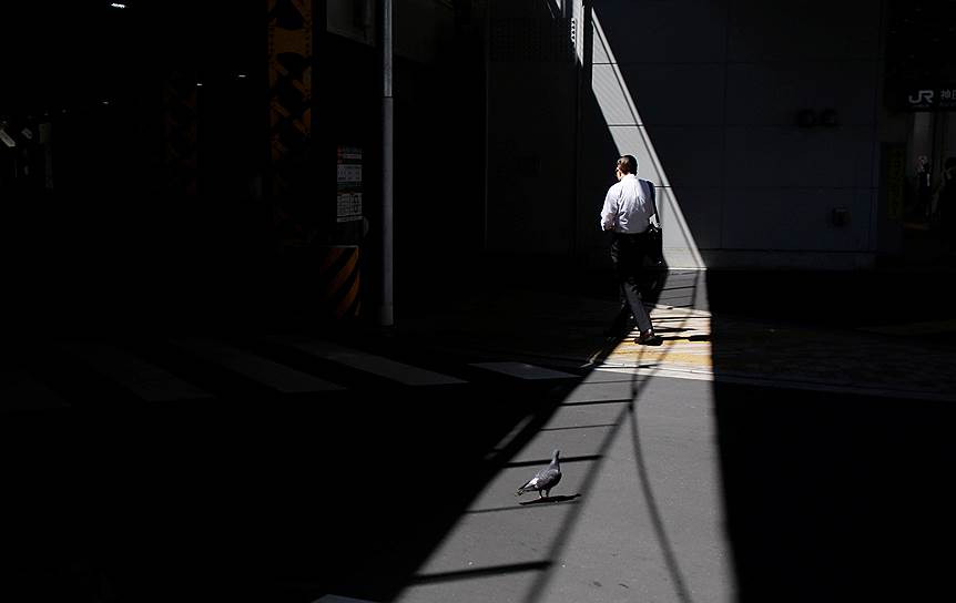Токио, Япония. Местный житель заходит на станцию