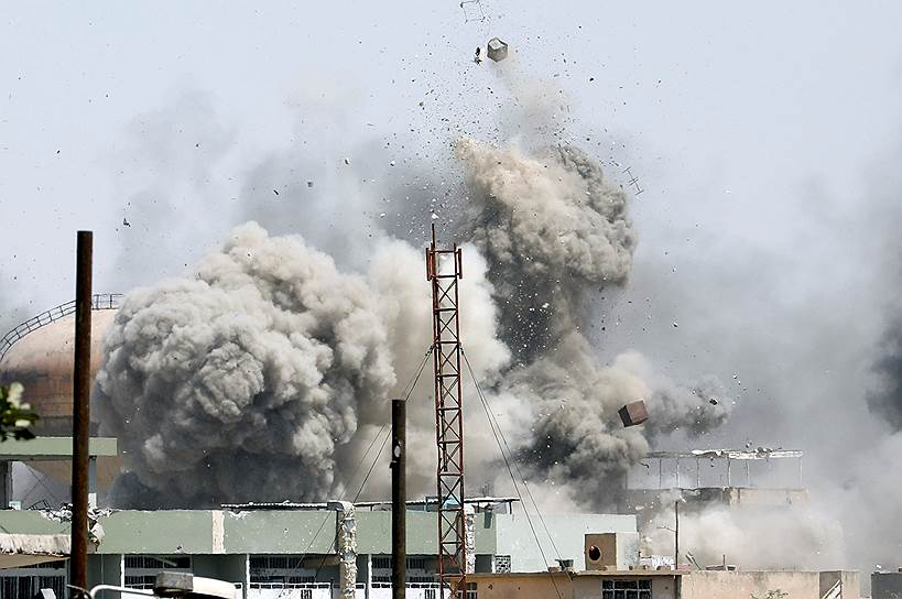 Мосул, Ирак. Взрыв снаряда, пущенного правительственными войсками по позициям «Исламского государства» (запрещено в РФ)