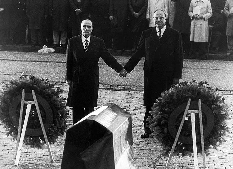 «Германия — наше отечество, объединенная Европа — наше будущее»&lt;br>На фото: президент Франции Франсуа Миттеран (слева) и Гельмут Коль