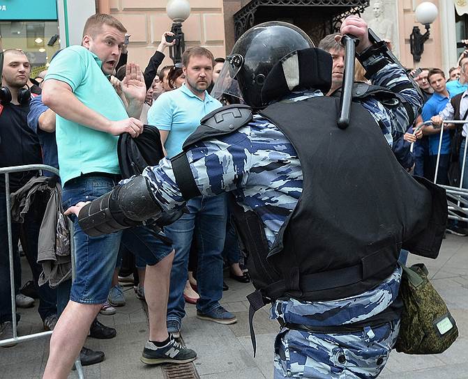 12 июня. В городах России прошли митинги против коррупции. В Москве акция прошла на Тверской площади. Ее организатора политика Алексея Навального задержали в подъезде его дома еще до начала акции, позднее его арестовали на 30 суток. В Москве после митинга в ОВД были доставлены около 150 челоек, в Санкт-Петербурге — 400