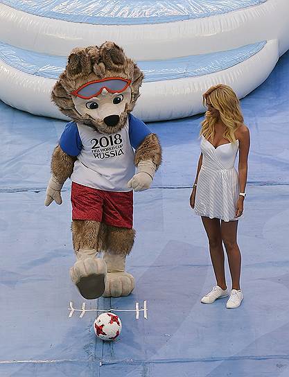 Модель, телеведущая Виктория Лопырева и официальный талисман чемпионата мира по футболу 2018 года волк Забивака во время церемонии