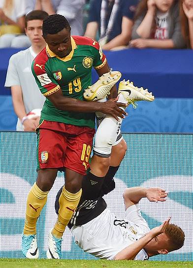 Игрок сборной Камеруна Коллинс Фаи (слева) во время матча со сборной Германии 