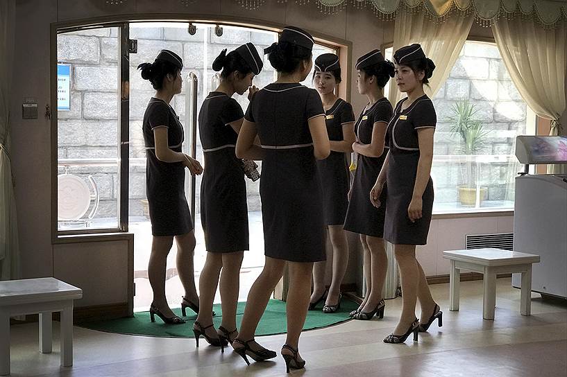 Пхеньян, Северная Корея. Сотрудницы ресторана на воде готовятся к открытию заведения 