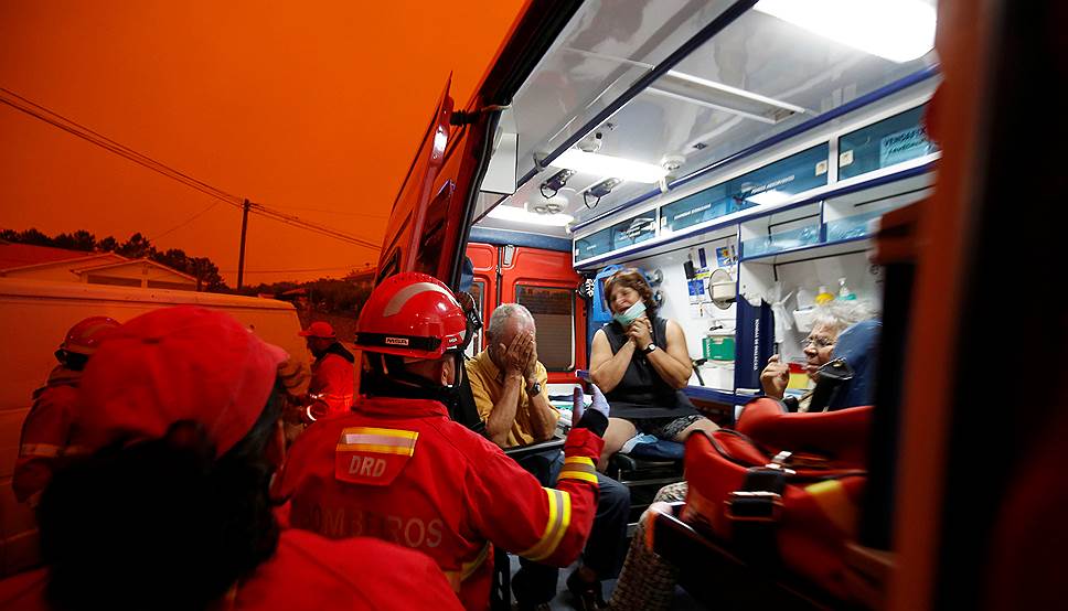 Каштаньейра-де-Пера, Португалия. Спасатели эвакуируют местных жителей во время лесного пожара. Жертвами стихии стали 64 человека, еще 157 человек пострадали 