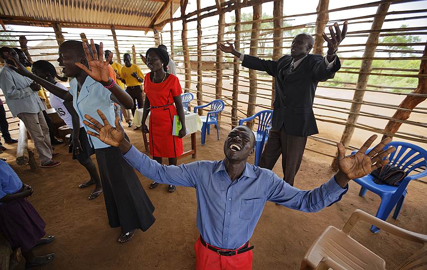 Биди-Биди, Уганда. Мигранты из Южного Судана во время молитвы в лагере для беженцев 