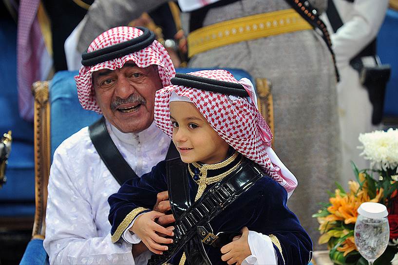 Мукрин ибн Абдель-Азиз Аль Сауд (род. 15 сентября 1945 года) — младший брат короля Сальмана. После смерти короля Абдаллы 23 января 2015 года стал наследным принцем. 29 апреля того же года лишился титула после того, как король Сальман изменил порядок престолонаследия. В 2005–2012 годах возглавлял Службу общей разведки. В 1980–2005 годах был губернатором сначала провинции Хаиль, а затем провинции Мадина