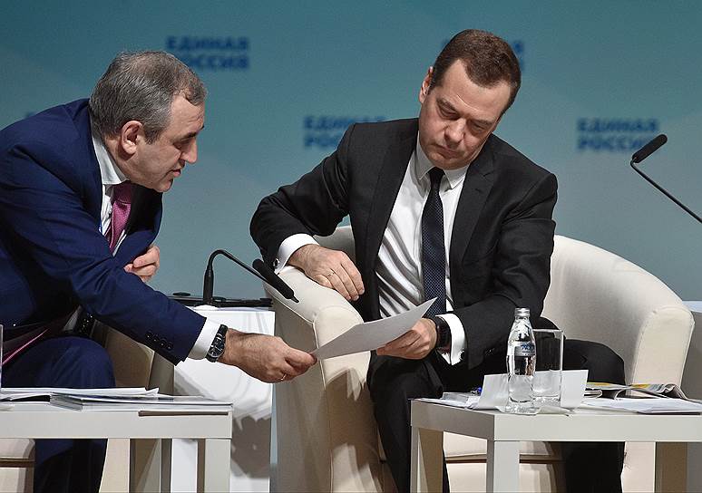 Секретарь генерального совета партии «Единая Россия» Сергей Неверов (слева) и председатель правительства России Дмитрий Медведев