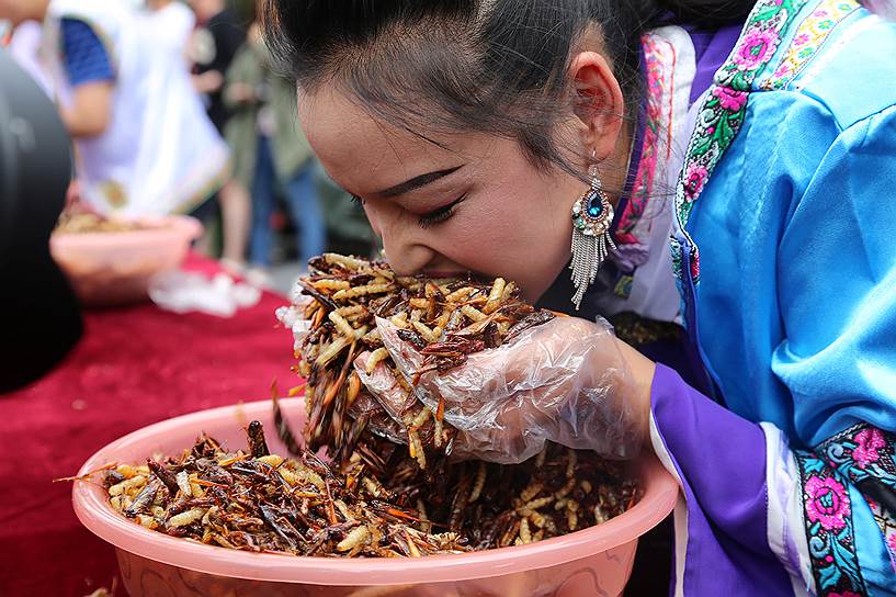 Лицзян, Китай. Участница соревнований по поеданию насекомых