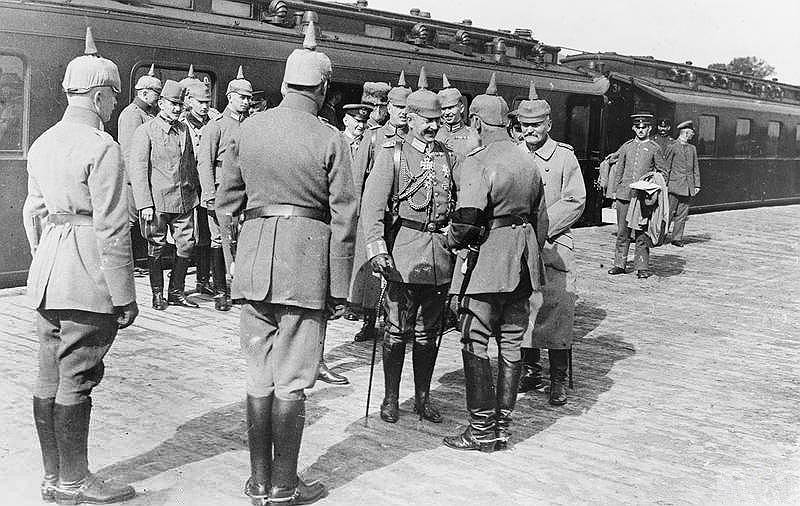 Немцы, понимавшие, что российская армия полностью деморализована, активизировались и при поддержке австрийской армии начали контрнаступление. В течение нескольких дней им удалось оттеснить русскую армию на границу Румынии