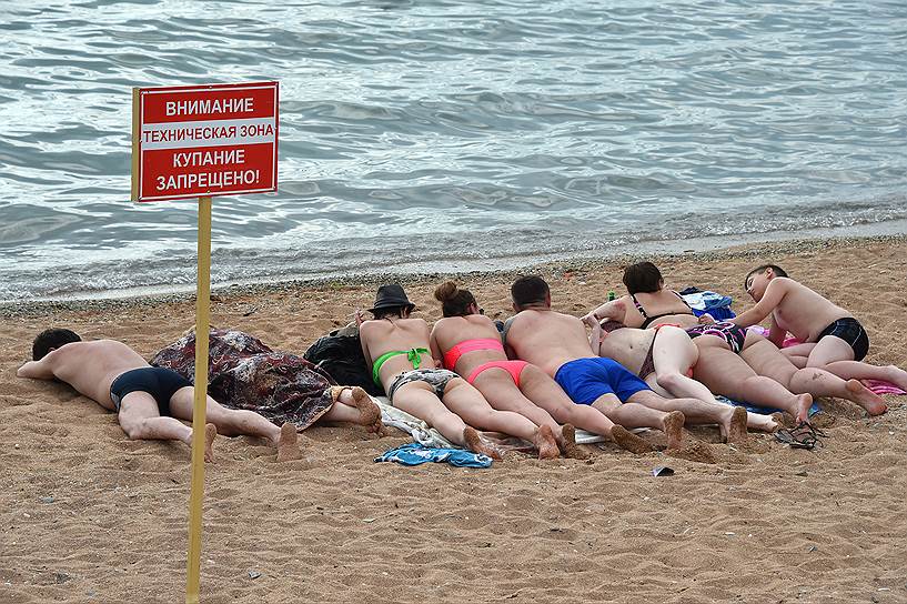 За лежаки на пляжах местные воротилы просят от 150 руб. в день