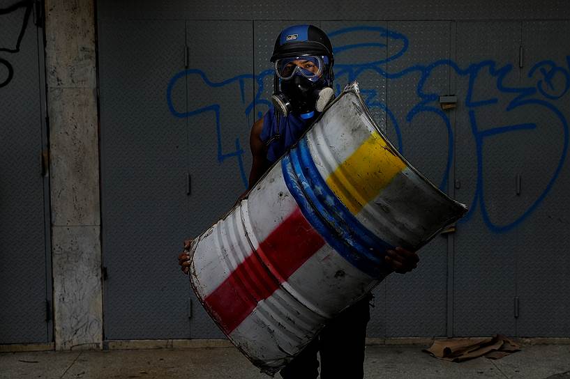 28 мая 2017 года власти Венесуэлы запретили ввозить в страну противогазы, бронежилеты и другие средства защиты, которые используют демонстранты