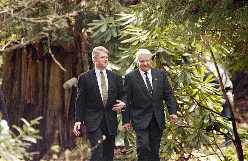 Борис Ельцин и Билл Клинтон с первой встречи в Ванкувере в апреле 1993 года стали звать друг друга «друг Билл» и «друг Борис». Президент Ельцин утверждал, что его с первых встреч поразил «этот молодой, вечно улыбающийся человек — мощный, энергичный, красивый». Клинтон, в свою очередь, толерантно относился к проблемам главы России с алкоголем, утверждая, что «пьяный Ельцин лучше большинства непьющих альтернативных кандидатов».