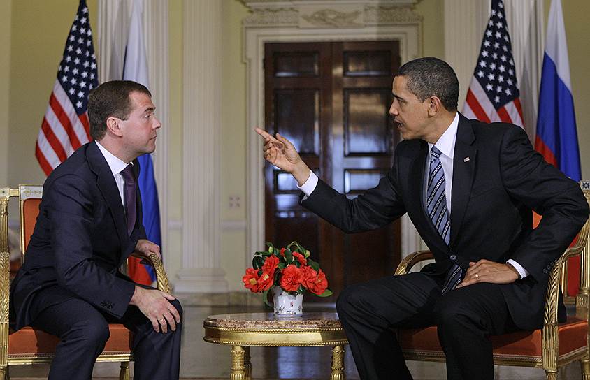 Первая полноформатная встреча Дмитрия Медведева с Бараком Обамой состоялась 1 апреля 2009 года на саммите G20 в Лондоне. После нее Москва и Вашингтон взяли курс на перезагрузку двусторонних отношений, главным достижением которой стало подписание Договора о сокращении стратегических наступательных вооружений (СНВ-3). Несмотря на дружеские отношения двух лидеров, политика «перезагрузки» не прошли проверку на прочность и была фактически свернута после отказа президента Медведева выдвигаться на второй срок.