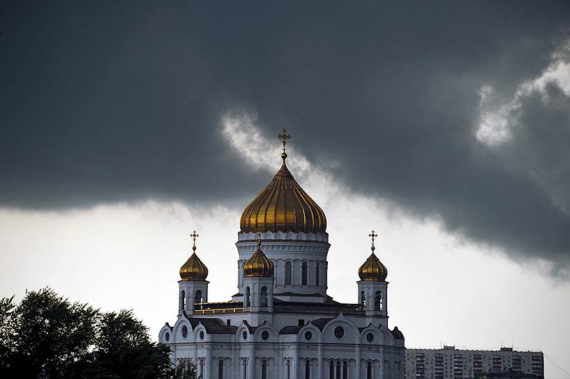 Москва, Россия. Вид на храм Христа Спасителя во время начинающейся бури