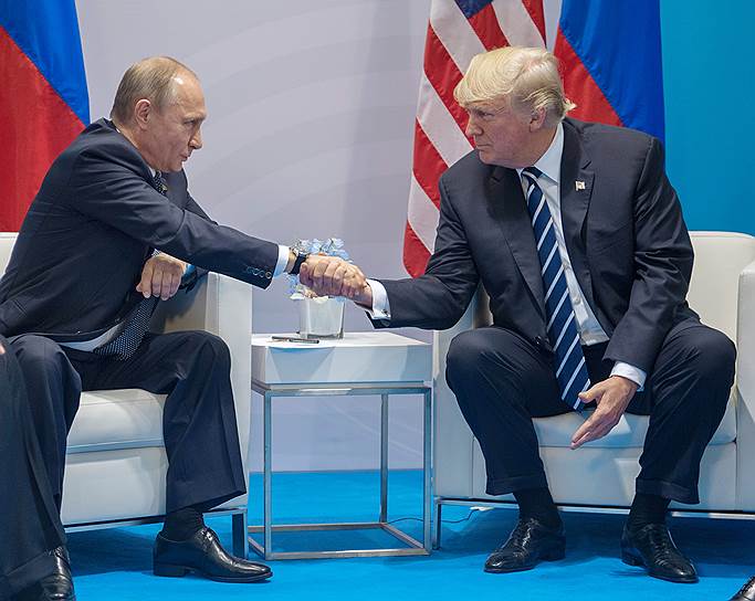 Впервые официальная встреча между Владимиром Путиным и Дональдом Трампом прошла 7 июля 2017 года в Гамбурге на полях саммита G20. Владимир Путин заявил, что для решения «острых вопросов, такие встречи необходимы». Дональд Трамп, в свою очередь, отметил, что эта встреча «пойдет на пользу двум странам и всем, кто причастен».