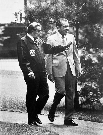 В мае 1972 года Ричард Никсон стал первым президентом США, посетившим Советский Союз. После саммита генсек Леонид Брежнев резюмировал, что «с Никсоном можно иметь дело», а американский президент начал говорить об установившихся «личных отношениях». Этот настрой сохранялся и в дальнейшем. По воспоминаниям Ричарда Никсона, в разгар Уотергейтского скандала советский лидер был «единственным», кто нашел для него «человеческие слова поддержки».