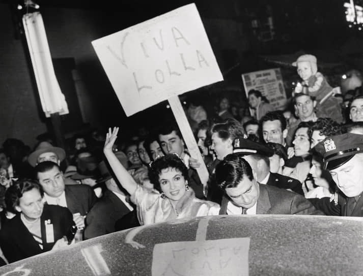 Всенародная известность пришла к Лоллобриджиде в 1952 году, после выхода в прокат комедийной мелодрамы «Фанфан-Тюльпан». Картина имела беспрецедентный успех по всему миру. Только в СССР на показы фильма пришло более 30 млн человек
