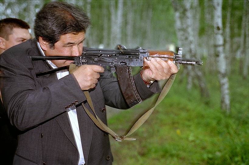 В июле 1997 года указом президента РФ был назначен главой администрации Кемеровской области. В октябре 1997 года победил на выборах губернатора области, набрав 94,5% голосов. Переизбран в 2001 году с результатом в 93,5% голосов