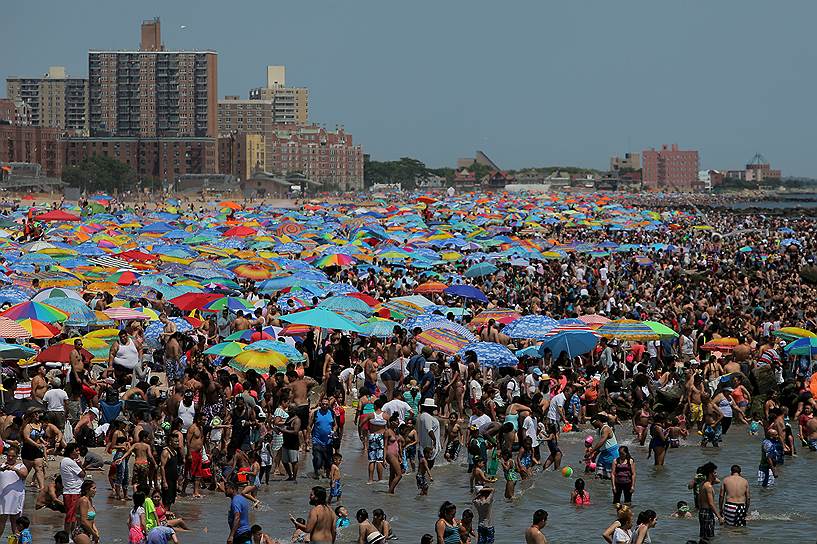Нью-Йорк, штат Нью-Йорк. Празднование Дня независимости США на пляже Кони-Айленда