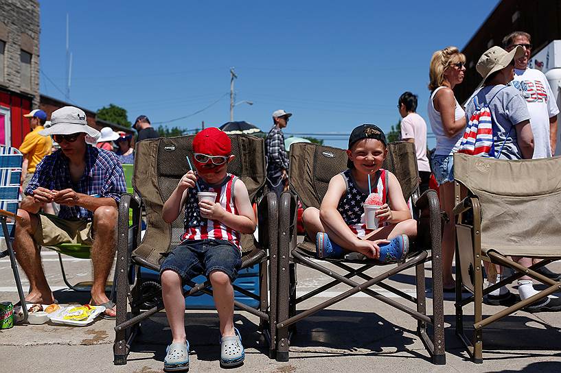 Томагавк, штат Висконсин. Дети в ожидании ежегодного парада в честь Дня независимости США