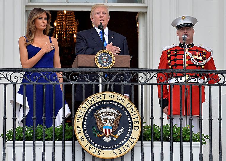 Вашингтон, округ Колумбия. Президент США Дональд Трамп (в центре) и первая леди страны Мелания Трамп (слева) присоединяются к пению национального гимна