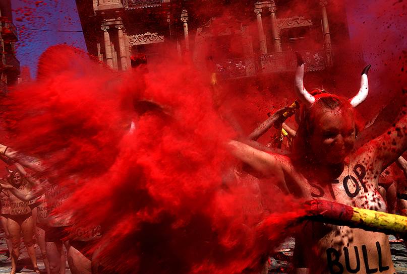 Памплона, Испания. Демонстранты распыляют краску на митинге против проведения в городе фестиваля Корриды 