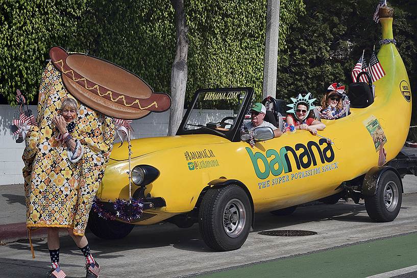 Санта-Моника, штат Калифорния. Одним из популярных нарядов на параде в честь Дня независимости является костюм хот-дога 