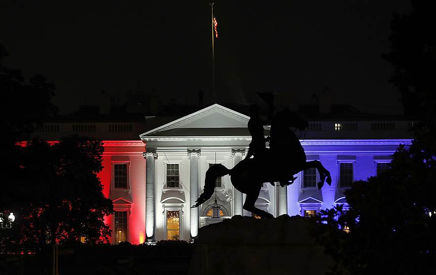 Вашингтон, округ Колумбия. Белый дом осветили в цвета национального флага