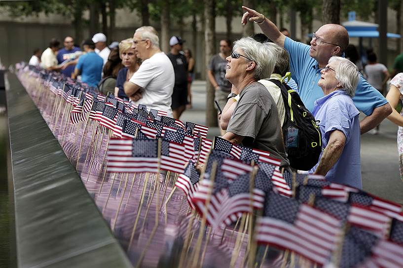Нью-Йорк, штат Нью-Йорк. Жители города выставили 2983 флага вокруг мемориала 11 сентября в память о погибших в теракте  