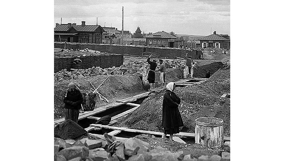 Строительство жилья было фактически прекращено во время революции и возобновилось только к 1925 году