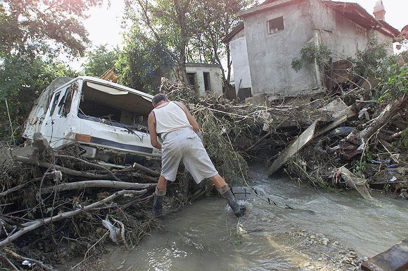 13 тыс. жилых домов были полностью разрушены. От наводнений за три месяца погибло 176 человек. Ущерб составил 20 млдр. рублей