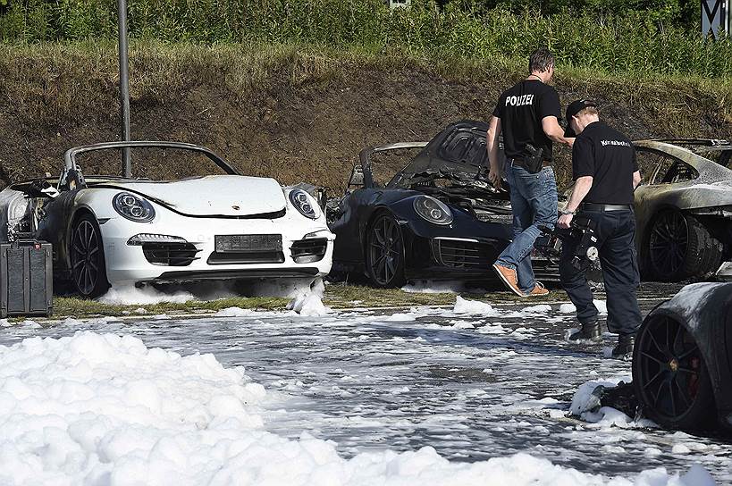 Полиция работает на месте поджога автосалона. По версии стражей порядка виновниками случавшегося являются активисты