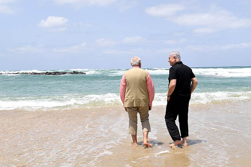 Хадера, Израиль. Премьер-министр Израиля Биньямин Нетаньяху (справа) и премьер-министр Индии Нарендра Моди на берегу Средиземного моря