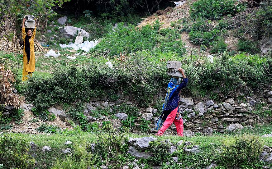 Маргалла, Пакистан. Девушки несут цементные блоки