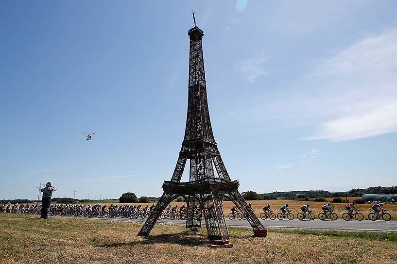 Везуль, Франция. Участники Tour de France проезжают мимо импровизированной Эйфелевой башни 