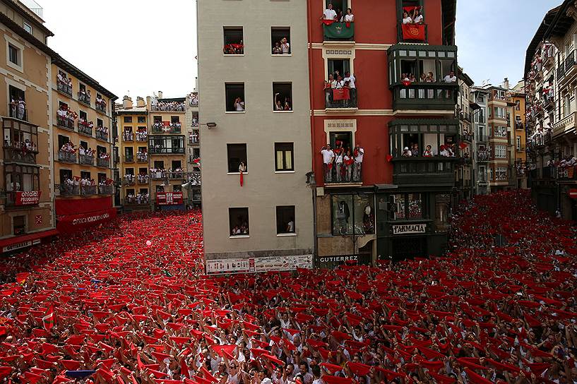 Памплона, Испания. Жители города вышли на улицу перед началом ежегодной недели фиесты Сан-Фермин