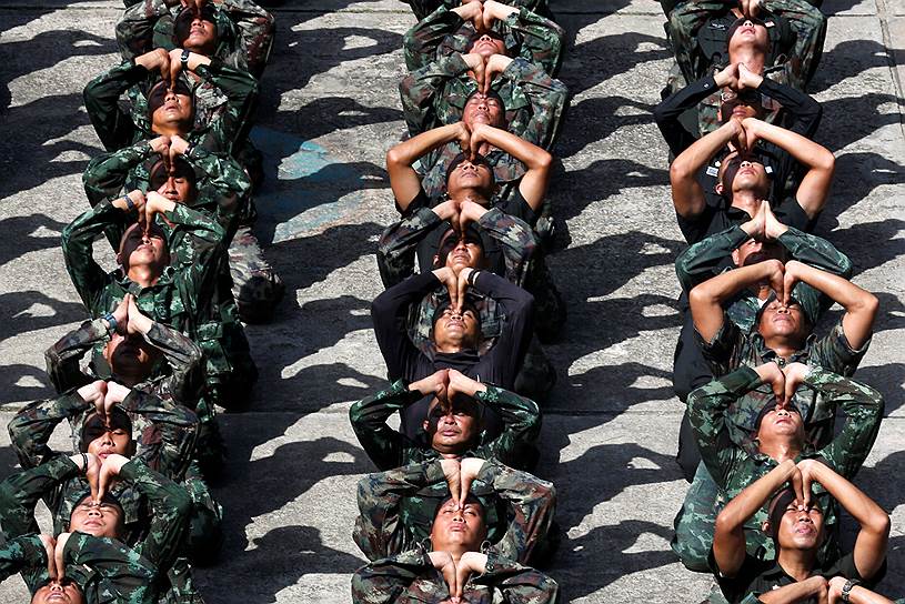 Бангкок, Тайланд. Солдаты на репетиции похорон покойного короля Пхумипона Адульядета
