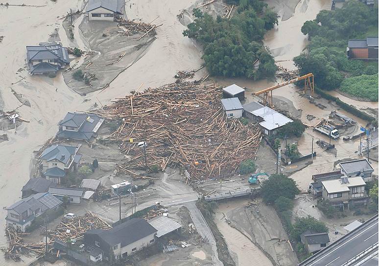 Асакура, Япония. Дома, пострадавшие от наводнения