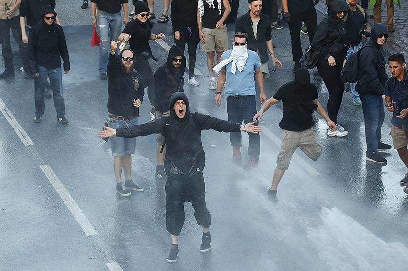 Противник G20 повернулся лицом к полицейской машине с водометом 